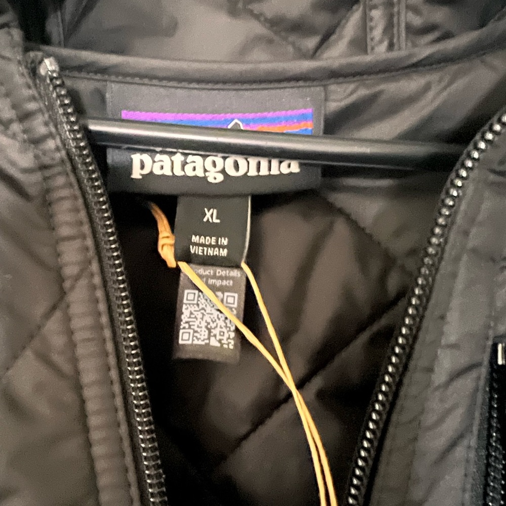 Patagonia Black Quilted Bomber Hoody NWT size XL - Picture 3 of 4